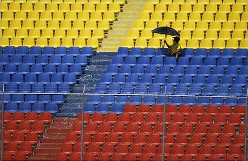 El primero. El aficionado de la fotografía madrugó para coger palco en el encuentro de Chile y Ecuador.