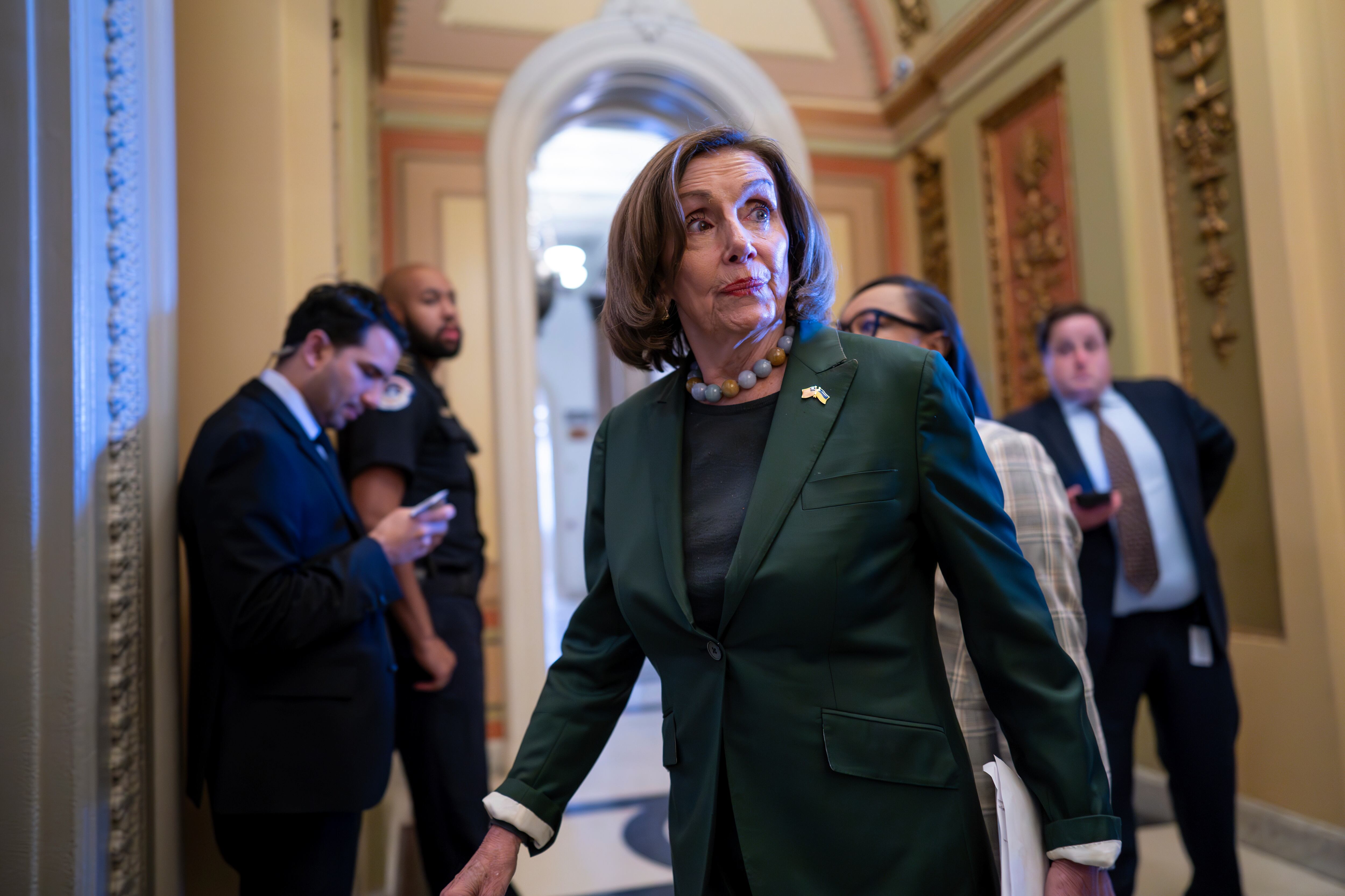 La ex presidenta de la Cámara de Representantes, Nancy Pelosi (D-California), llega a la Cámara de Representantes donde los miembros aprobaron un proyecto de ley de financiación de 45 días para mantener abiertas las agencias federales, pero la medida debe pasar primero al Senado, en el Capitolio de Washington, el sábado 2 de septiembre.