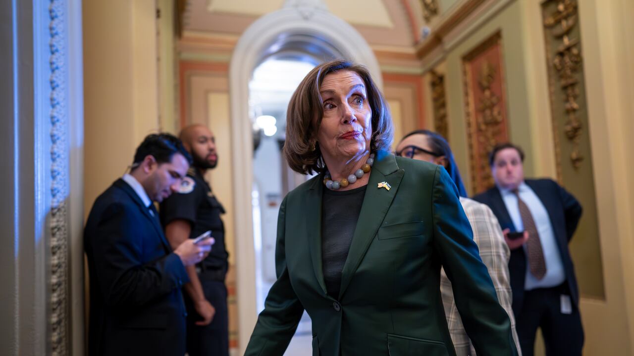La ex presidenta de la Cámara de Representantes, Nancy Pelosi (D-California), llega a la Cámara de Representantes donde los miembros aprobaron un proyecto de ley de financiación de 45 días para mantener abiertas las agencias federales, pero la medida debe pasar primero al Senado, en el Capitolio de Washington, el sábado 2 de septiembre.