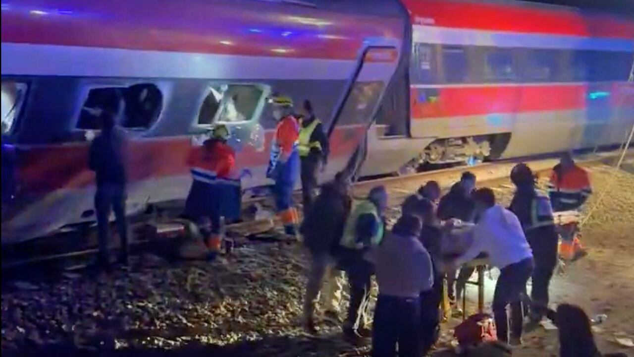 Las autoridades en España investigan las causas del choque de trenes que ha dejado 41 muertos.