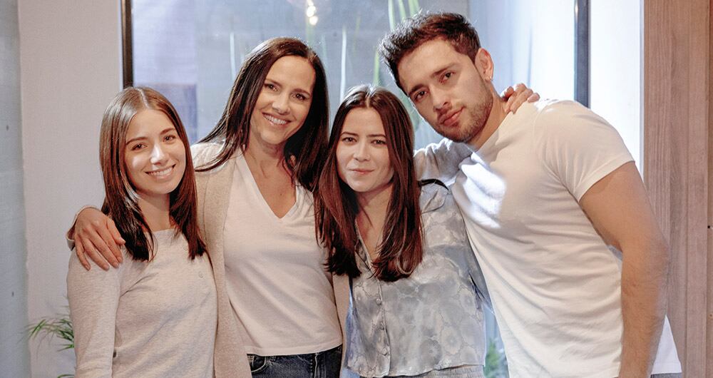 "Creo que eso ha sido lo que ha conectado a los colombianos con la novela, que lo que les pasa a cada uno de los personajes se ve cotidiano, real, cercano, lo conversa la gente al día siguiente y dice: ‘Eso me pasó también’", dice Paola Turbay.