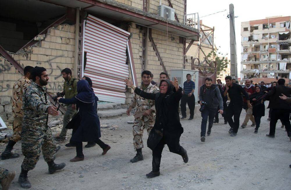 Un terremoto de 7.3 grados en la escala de Richter tuvo como epicentro la montañosa frontera entre Irán e Irak. Ha causado al menos 415 muertos y más de 7.000 heridos, la gran mayoría del lado iraní. El Ejército y los equipos de rescate continuan sus trabajos cerca de las construcciones parcialmente colapsadas en ambos paises. Foto: Fatemeh Bahrami - Agencia Anadolu