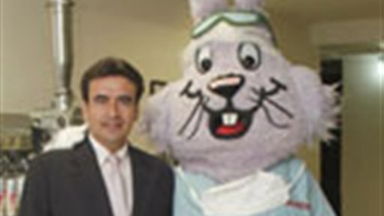 Oscar Caicedo, vicepresidente de Colgate-Palmolive y el Doctor Muelitas, imagen para el cuidado oral infantil.