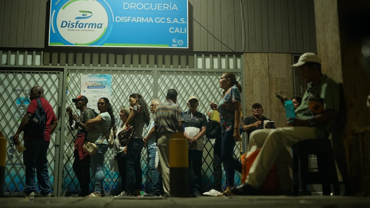 Usuarios de la Nueva EPS en Cali, llegan a hacer cola desde el día anterior, con la idea de coger cupo para la entrega de medicamentos sin importar, que tengan que pasar la noche, durmiendo en el suelo o sobre cartones. Foto Jorge Orozco.