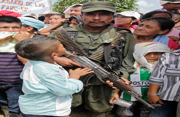 En San Isidro se concentraron cientos de campesinos y colonos, la mayoría agricultores y cultivadores de hoja de coca, para recibir al periodista.