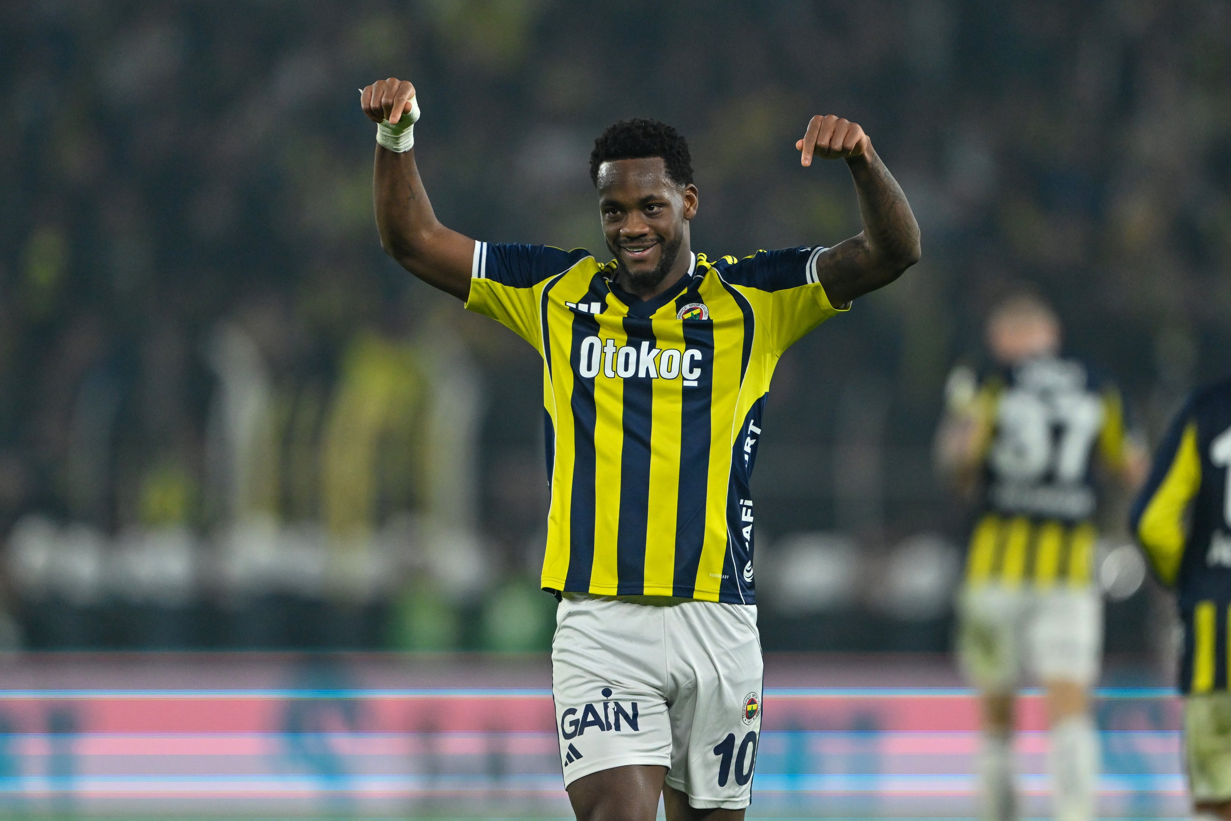 ISTANBUL, TURKIYE - DECEMBER 1: Jhon Duran of Fenerbahce celebrates after scoring a goal during the Turkish Super Lig week 14 football match between Fenerbahce and Galatasaray at Chobani Stadium in Istanbul, Turkiye on December 1, 2025. (Photo by Serhat Cagdas/Anadolu via Getty Images)