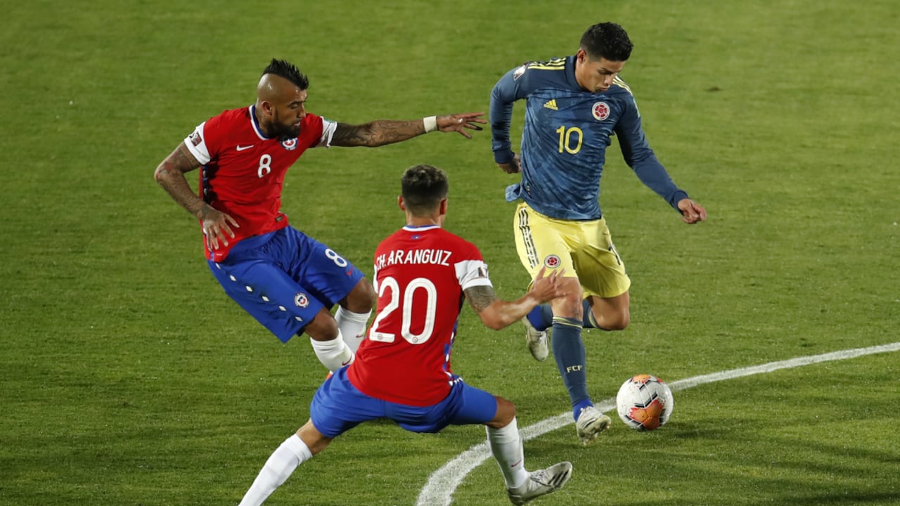 SANTIAGO, CHILE - OCTOBER 13: James Rodríguez of Colombia fights for the ball with Arturo Vidal and Charles Aránguiz of Chile during a match between Chile and Colombia as part of South American Qualifiers for Qatar 2022 at Estadio Nacional de Chile on October 13, 2020 in Santiago, Chile. (Photo by Alberto Valdes-Pool/Getty Images)