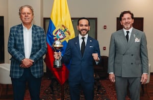 Ramón Jesurún, presidente de la FCF, Abelardo De La Espriella, presidente de Colombia y Alejandro Domínguez, presidente de la Conmebol