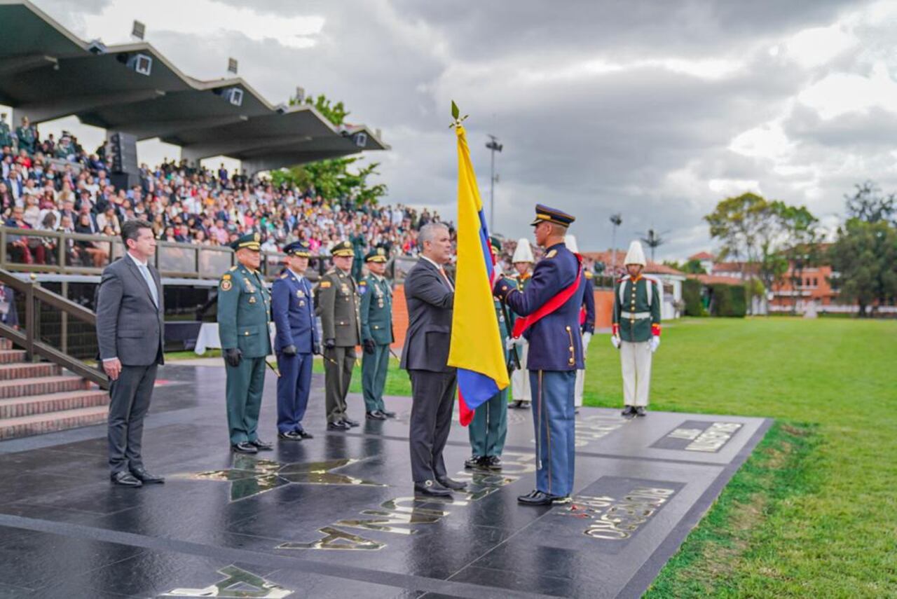 Pasó de ser ayudante de construcción a oficial del Ejército Nacional