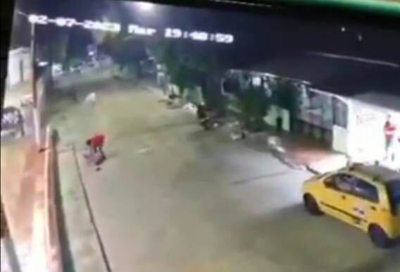 Una de las víctimas quedó tendida en el piso y la otra en el andén.