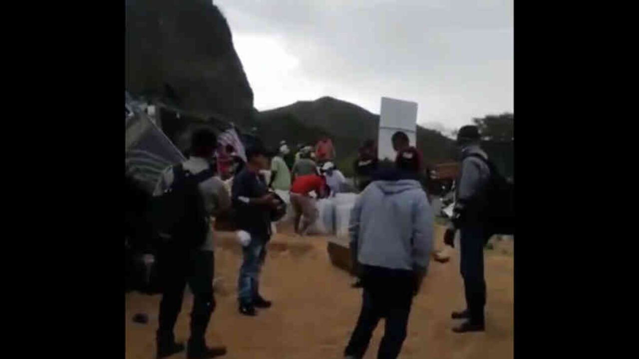 Video: saquean tractomula en el Valle con conductor atrapado por el accidente