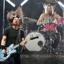 Taylor Hawkins de los Foo Fighters en la batería.