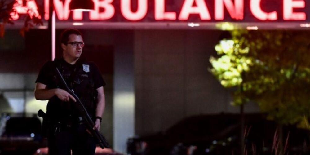 Un uniformado de la Policía de Estados Unidos vigila las calles en Lewiston, Maine, donde ocurrió el tiroteo masivo.