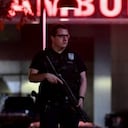 Un uniformado de la Policía de Estados Unidos vigila las calles en Lewiston, Maine, donde ocurrió el tiroteo masivo.