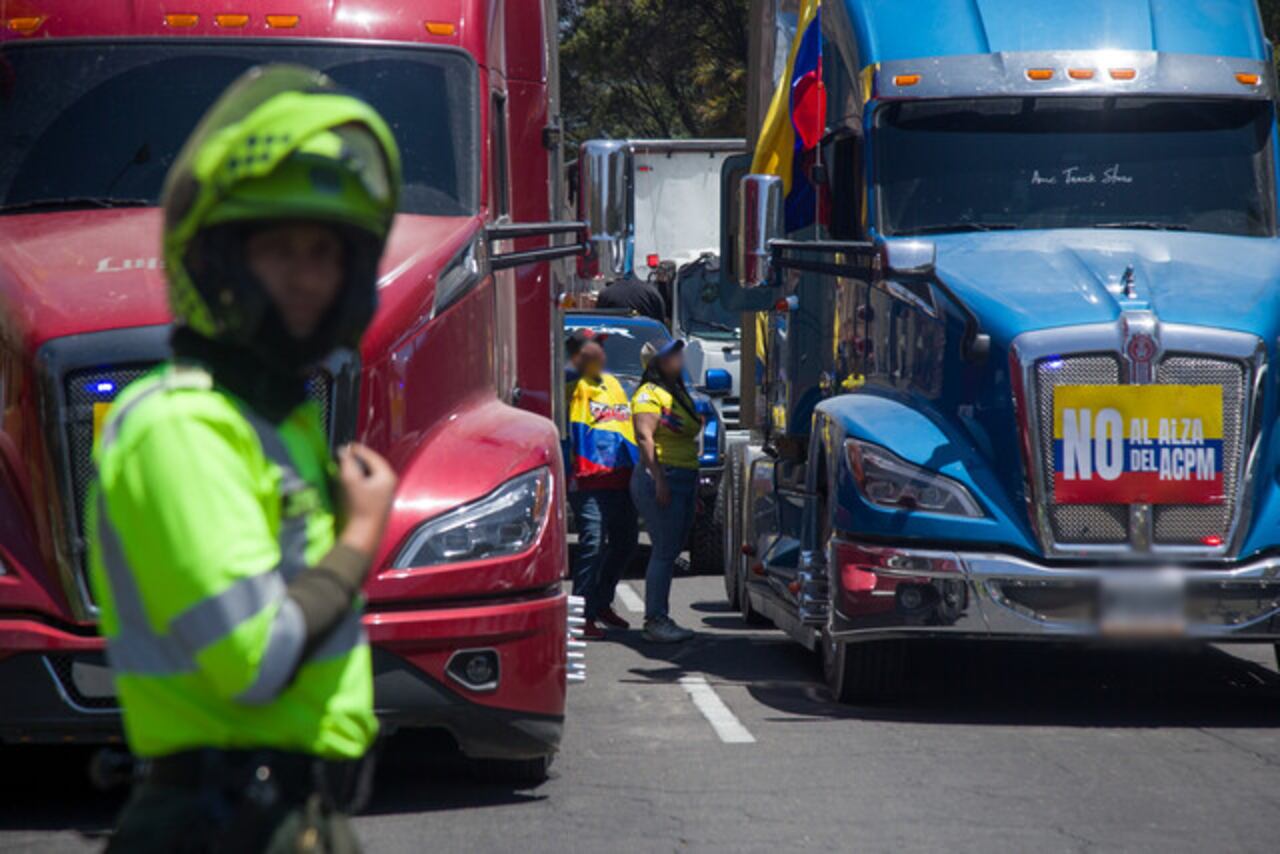 Camioneros inician movilizaciones pacificas en rechazo al aumento del precio del ACPM.