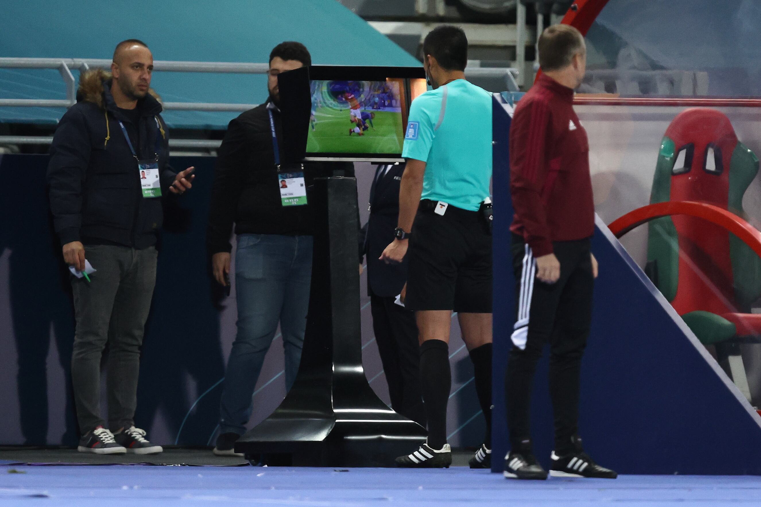 Ma Ning, juez del encuentro revisando el VAR.