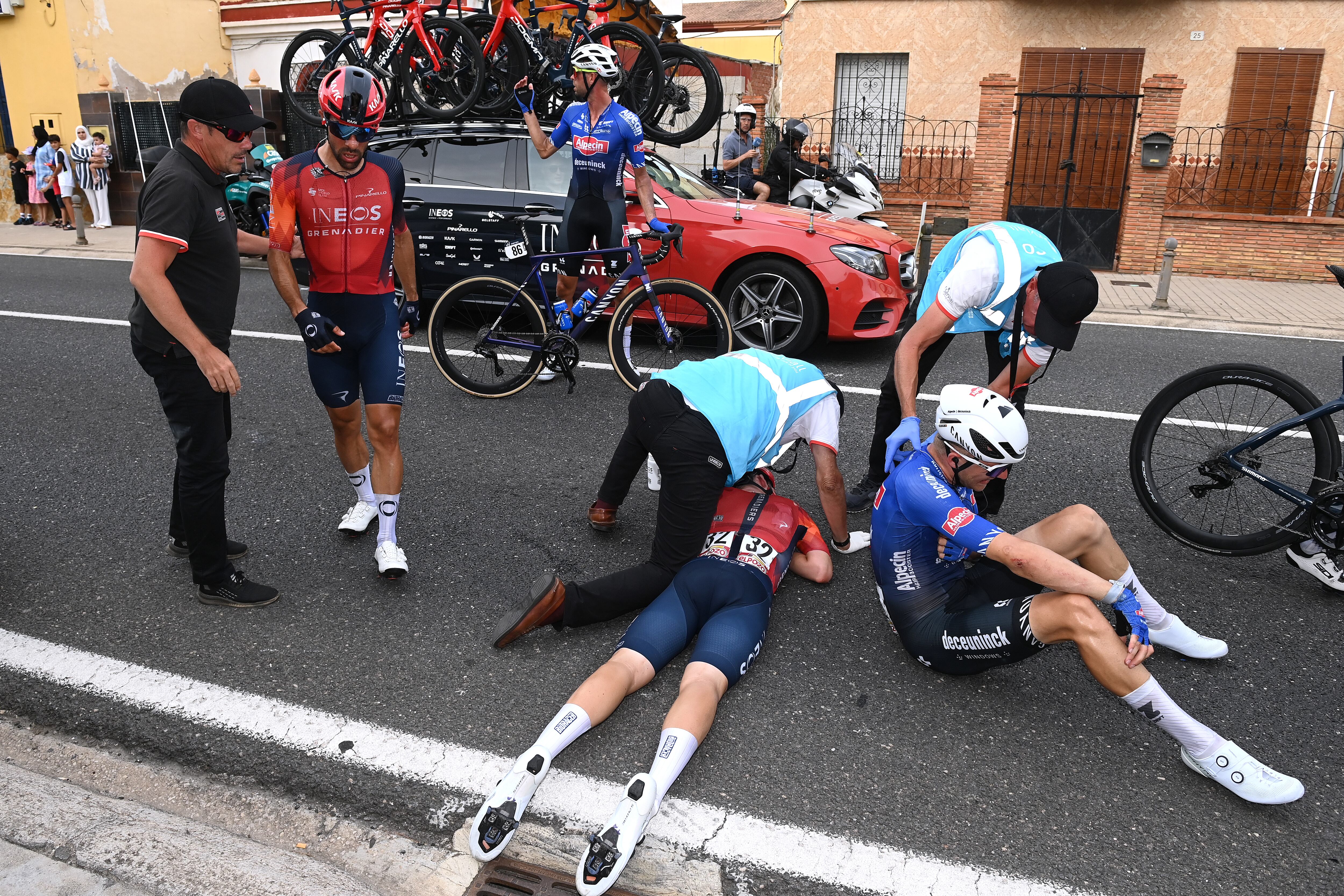 OLIVA, ESPAÑA - 1 DE SEPTIEMBRE: (De izquierda a derecha) Thymen Arensman de los Países Bajos y el equipo INEOS Grenadiers y Robbe Ghys de Bélgica y el equipo Alpecin-Deceuninck (en la carretera) después de verse involucrados en un accidente durante la 78.ª Vuelta a España 2023, etapa 7 una etapa de 200,8km de Utiel a Oliva / #UCIWT / el 01 de septiembre de 2023 en Oliva, España. (Foto de Tim de Waele/Getty Images)