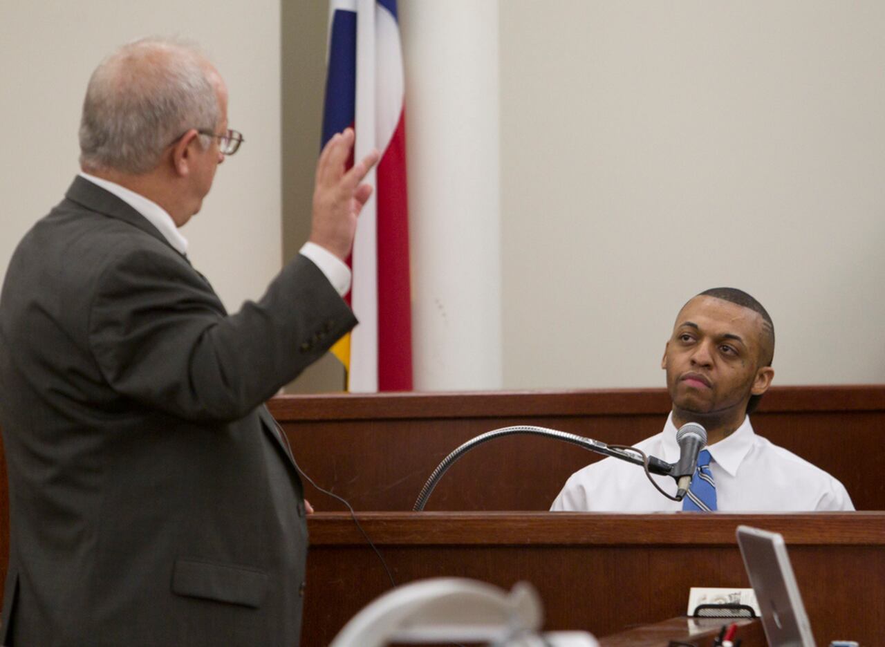 Steven Lawayne Nelson sube al estrado para testificar en su propia defensa en su juicio por asesinato capital el viernes 5 de octubre de 2012 en Fort Worth, Texas. (Joyce Marshall/Star-Telegram vía AP, Archivo)