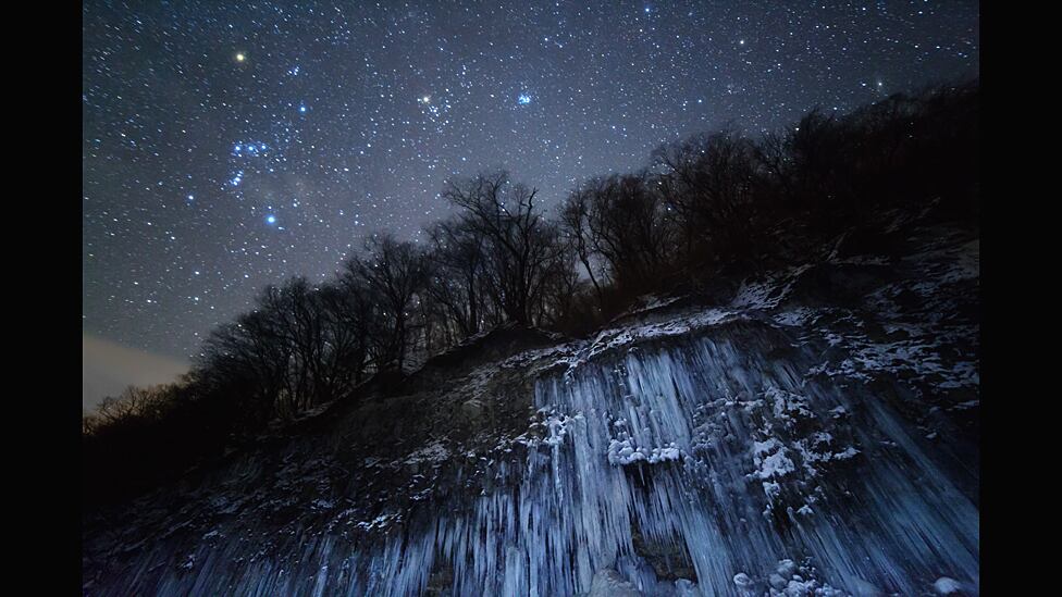 El ganador en la categoría Tierra y Espacio: Cascada de hielo y estrellas, de Masahiro Miyasaka (Japón).