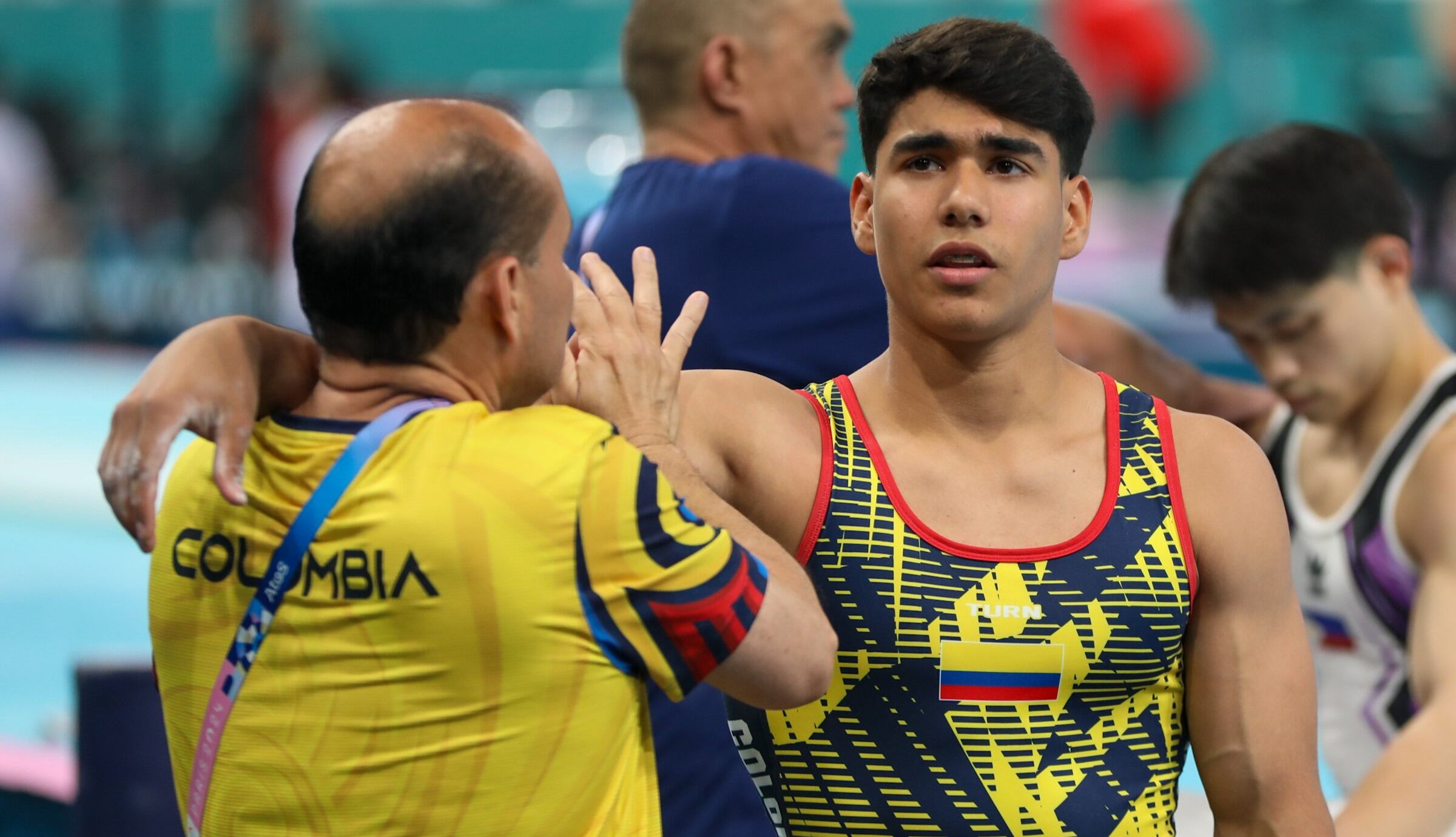 Ángel Barajas con su entrenador después de un ejercicio en la gimnasia artística de los Juegos Olímpicos 2024.