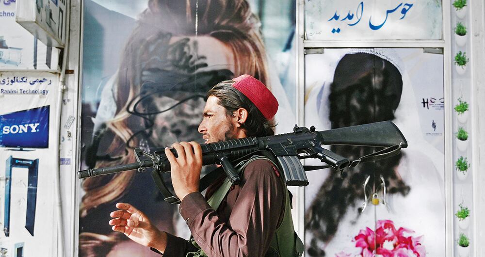Con la llegada de los talibanes, la imagen de la mujer en Kabul fue censurada. Foto: AFP