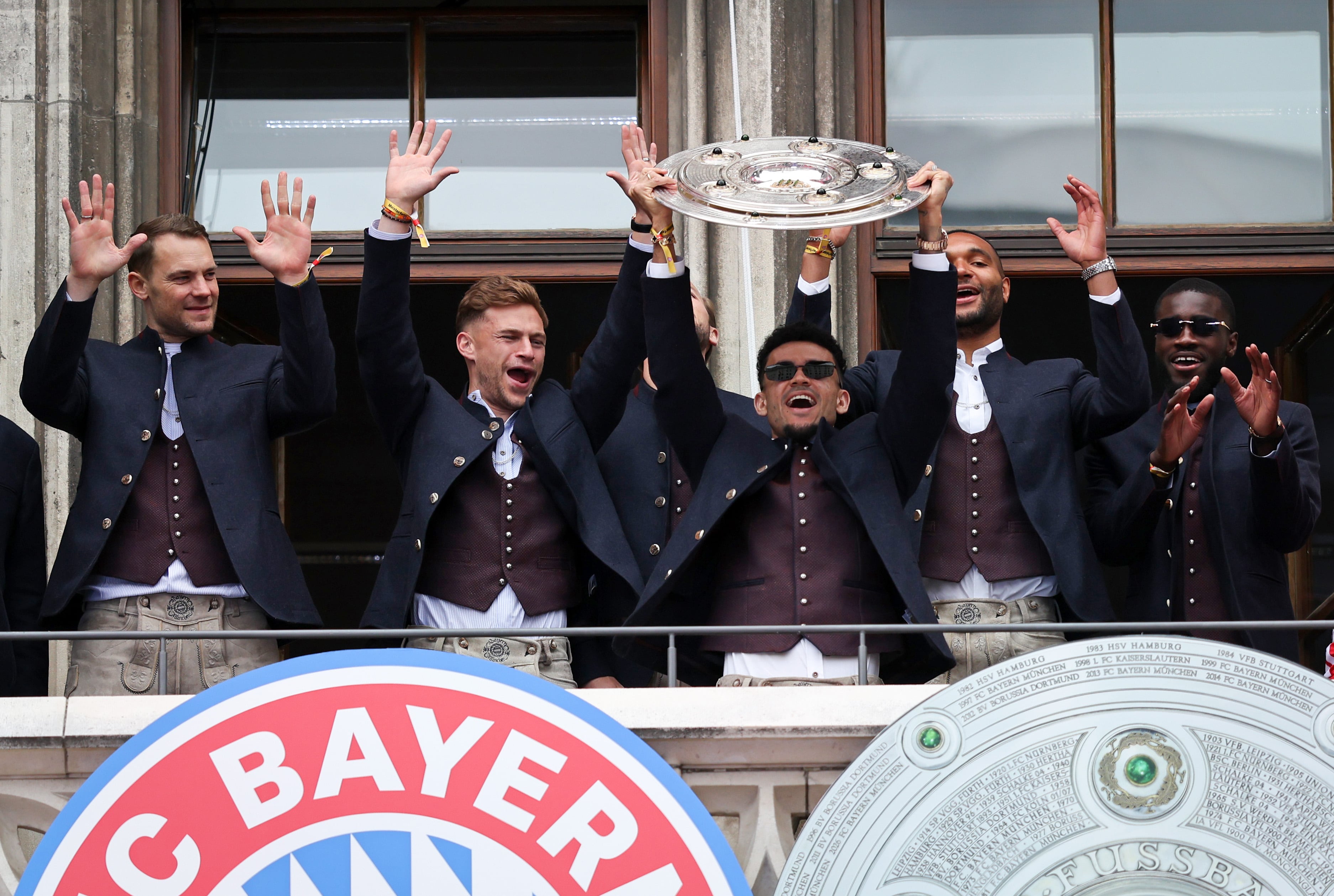 Luis Díaz y sus compañeros del Bayern Múnich alzando el trofeo de Bundesliga.