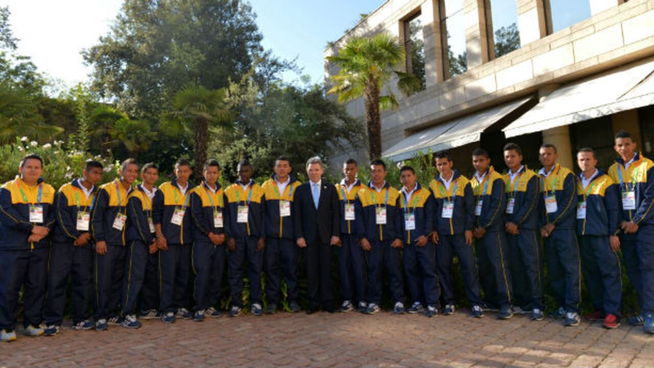 El presidente, Juan Manuel Santos (centro), se reunió con el equipo de fútbol de Puerto Leguízamo, de Putumayo, en Santiago de Chile.
