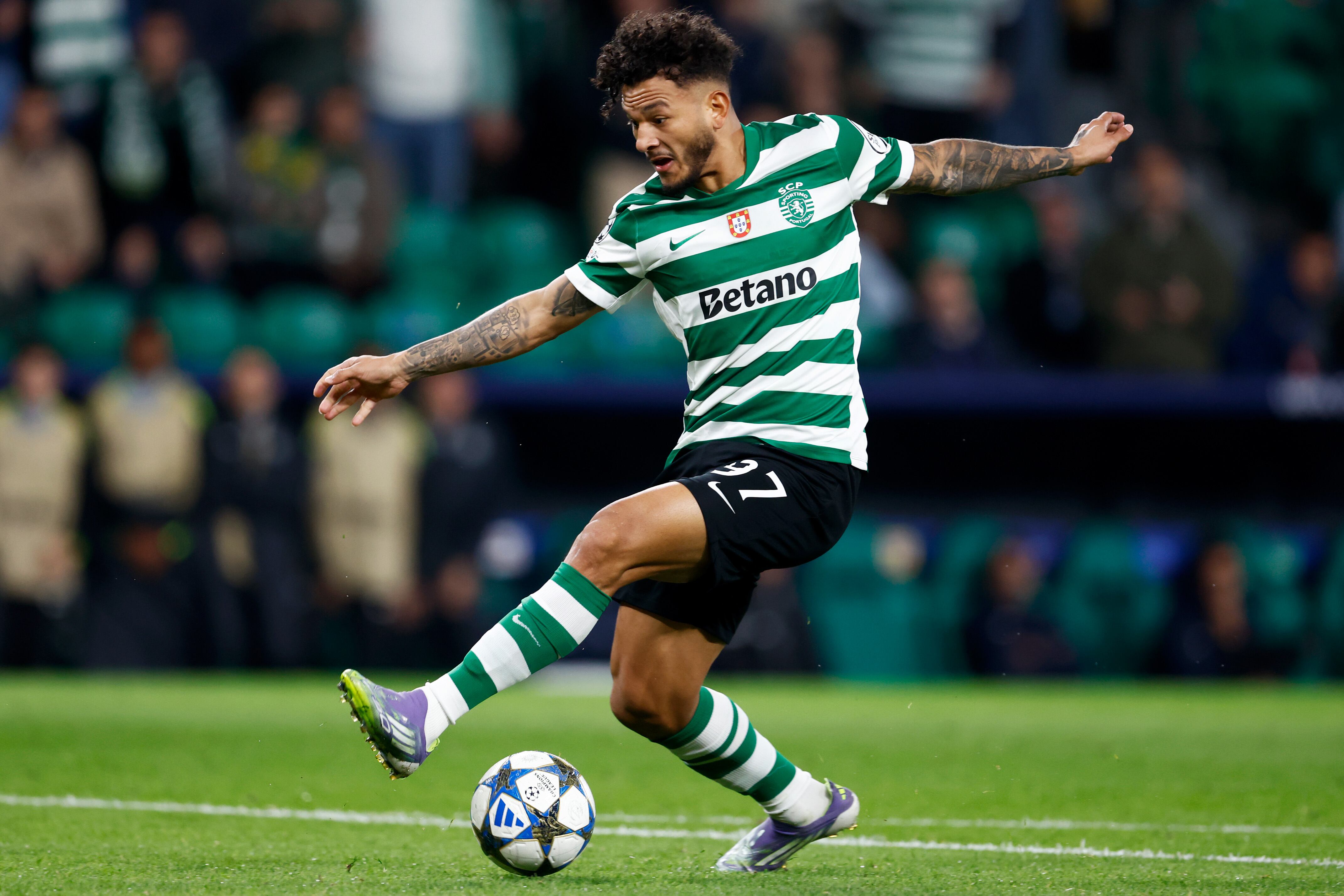 Luis Javier Suárez al momento de definir ante Brujas de Bélgica.