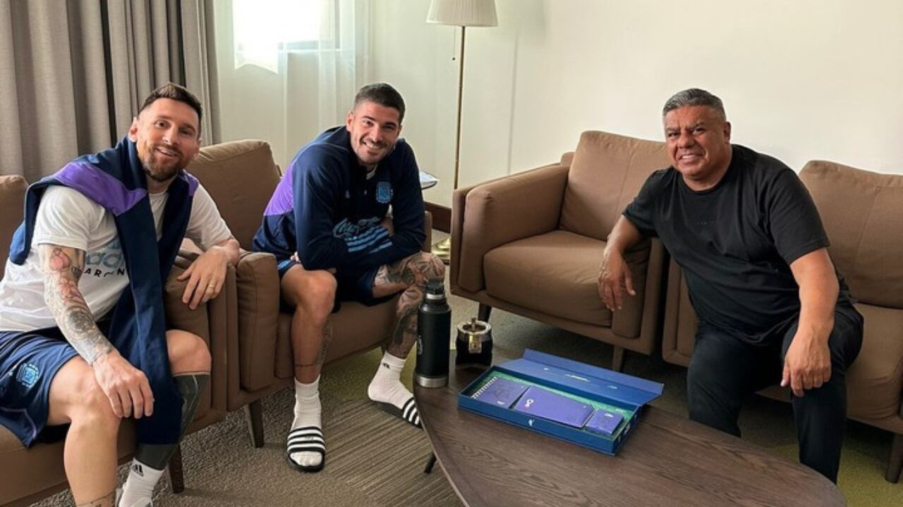 Primera vez que Tapia, Messi y De Paul se tomaron la foto.