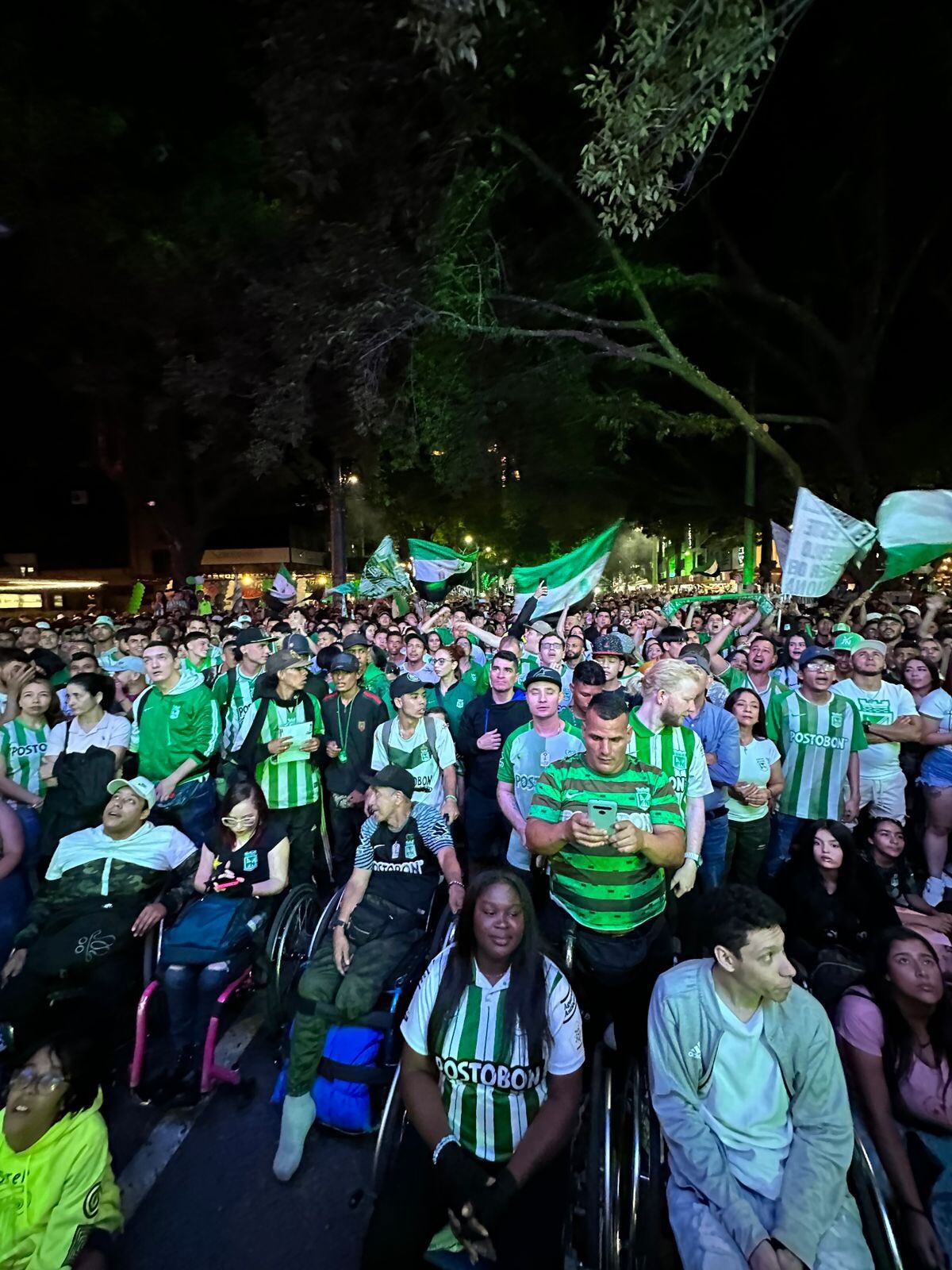 Masiva asistencia en los lugares habilitados para ver la final del fútbol colombiano en pantalla gigante en Medellín.