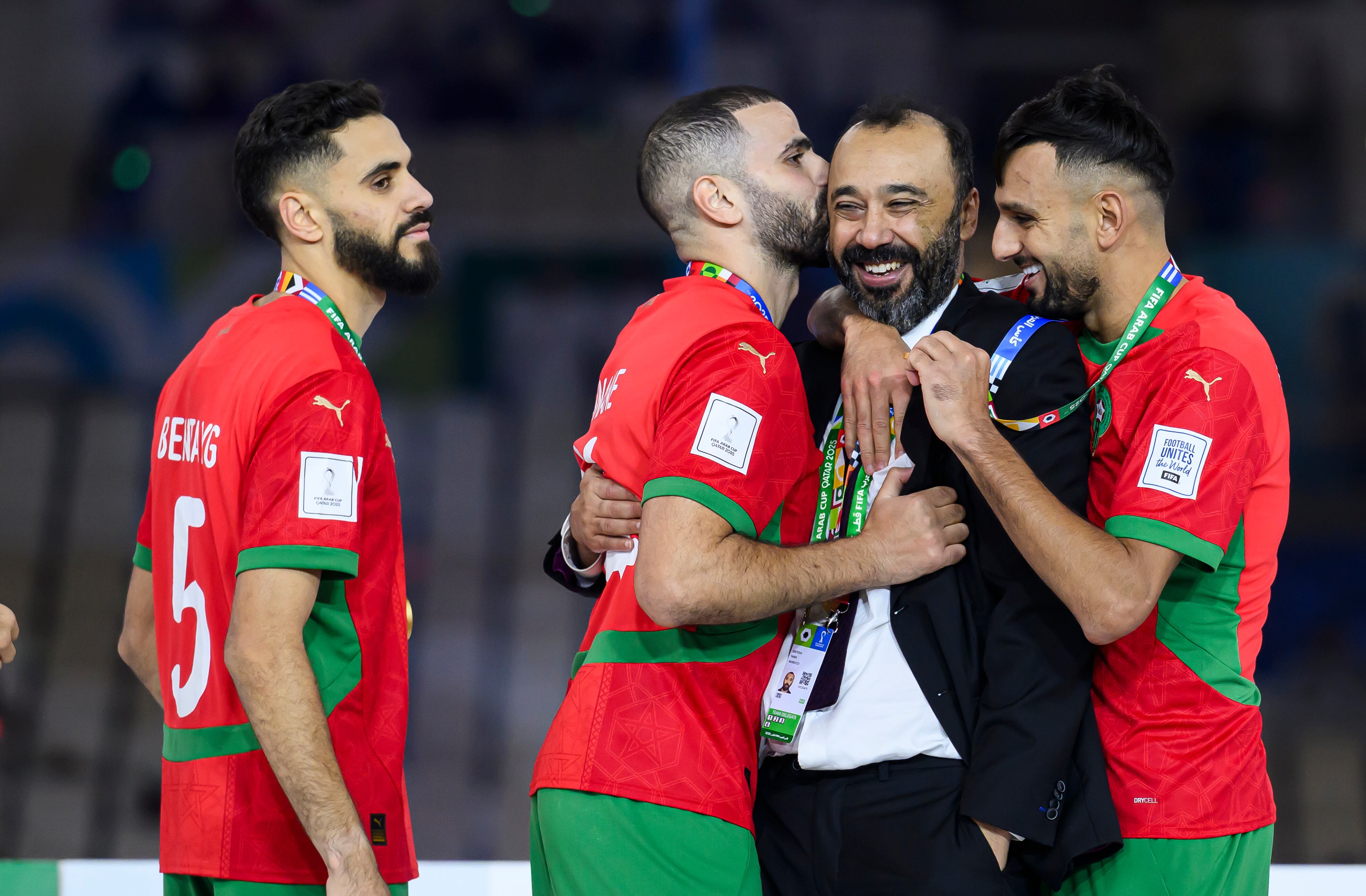 Tarik Sektioui, técnico de Marruecos, recibiendo el agradecimiento de sus dirigidos