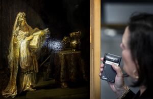 El Rijksmuseum de Ámsterdam anunció el 2 de marzo de 2026 el descubrimiento de una nueva pintura de Rembrandt, que, mediante tecnología avanzada de escaneo y análisis estilístico, confirmó su autoría. Foto: Koen van Weel / ANP / AFP.