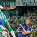 Juan David Cabal disputando un balón aéreo ante Millonarios