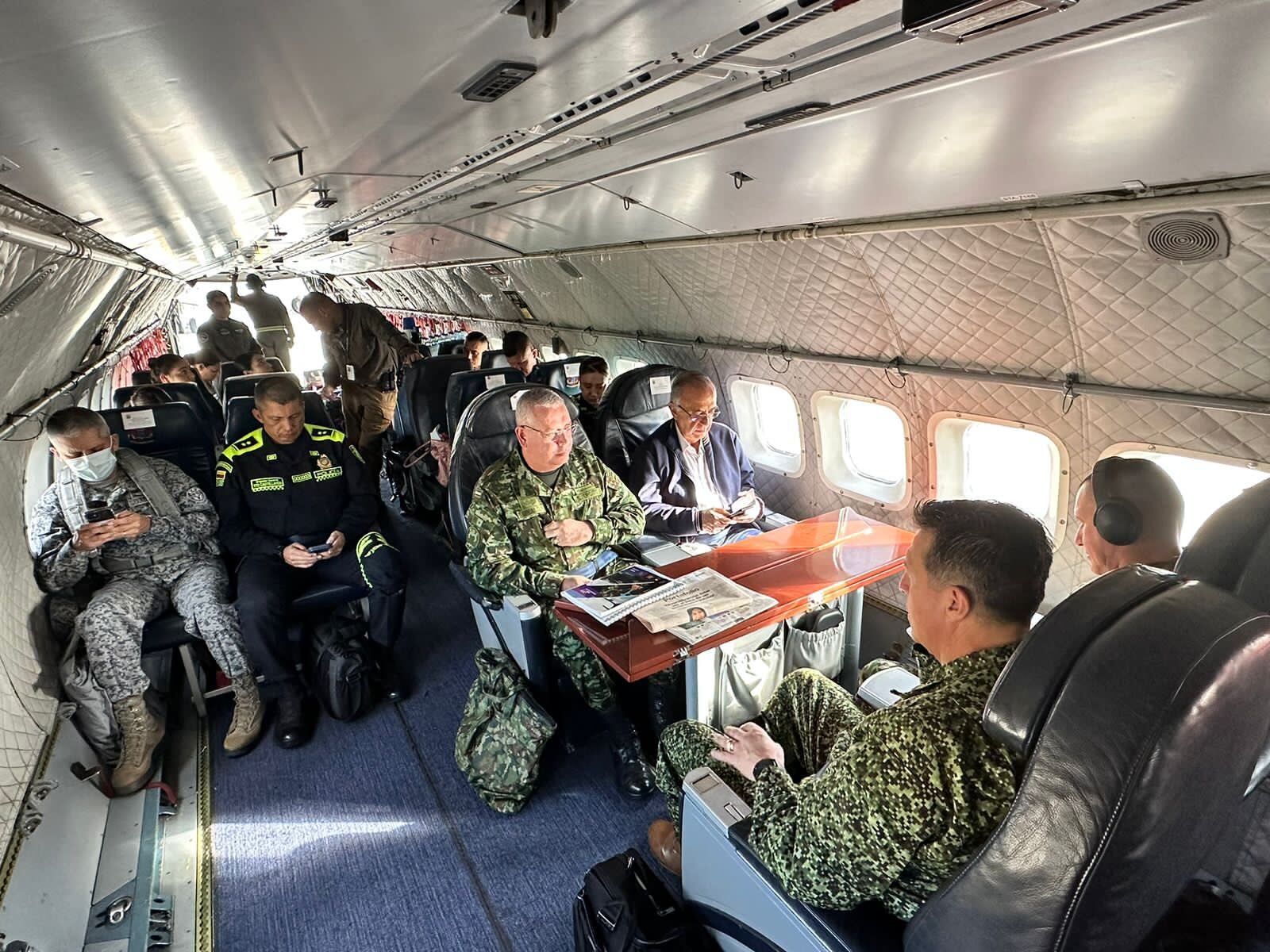 Miembros del Gobierno y de la Cúpula Militar arribando a San Vicente del Caguán.