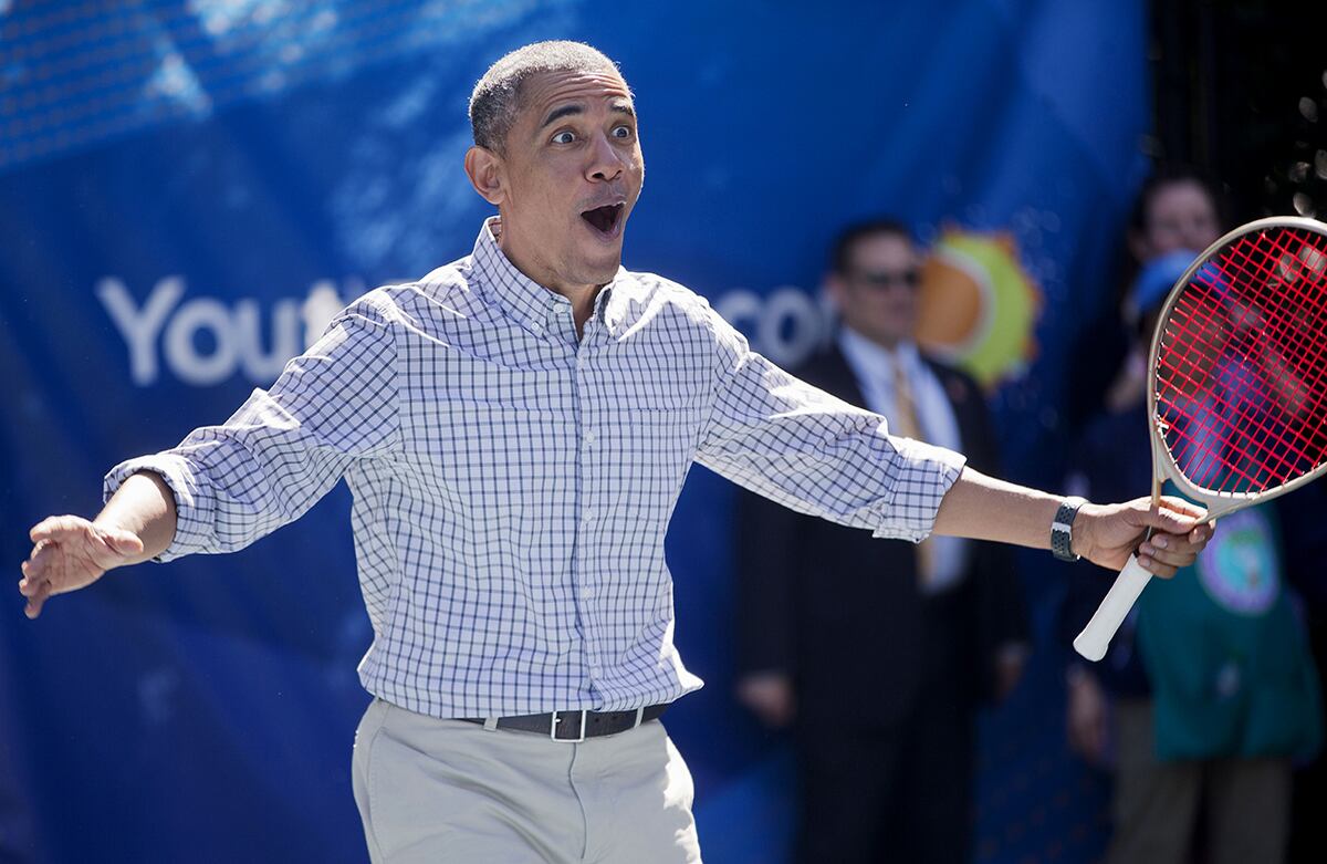 El presidente Barack Obama reacciona al anotar un punto contra Caroline Wozniacki, una tenista profesional danesa, durante el partido de pascua de la Casa Blanca en Washington. (AP)