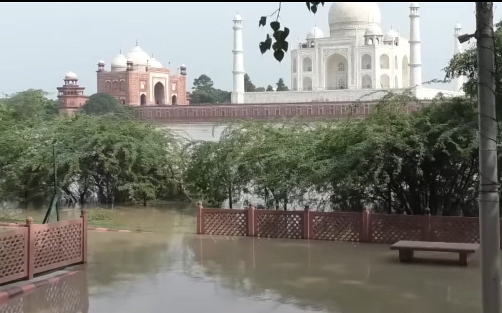 Las fuertes precipitaciones han evidenciado lo expuesto que se encuentra el Taj Mahal.