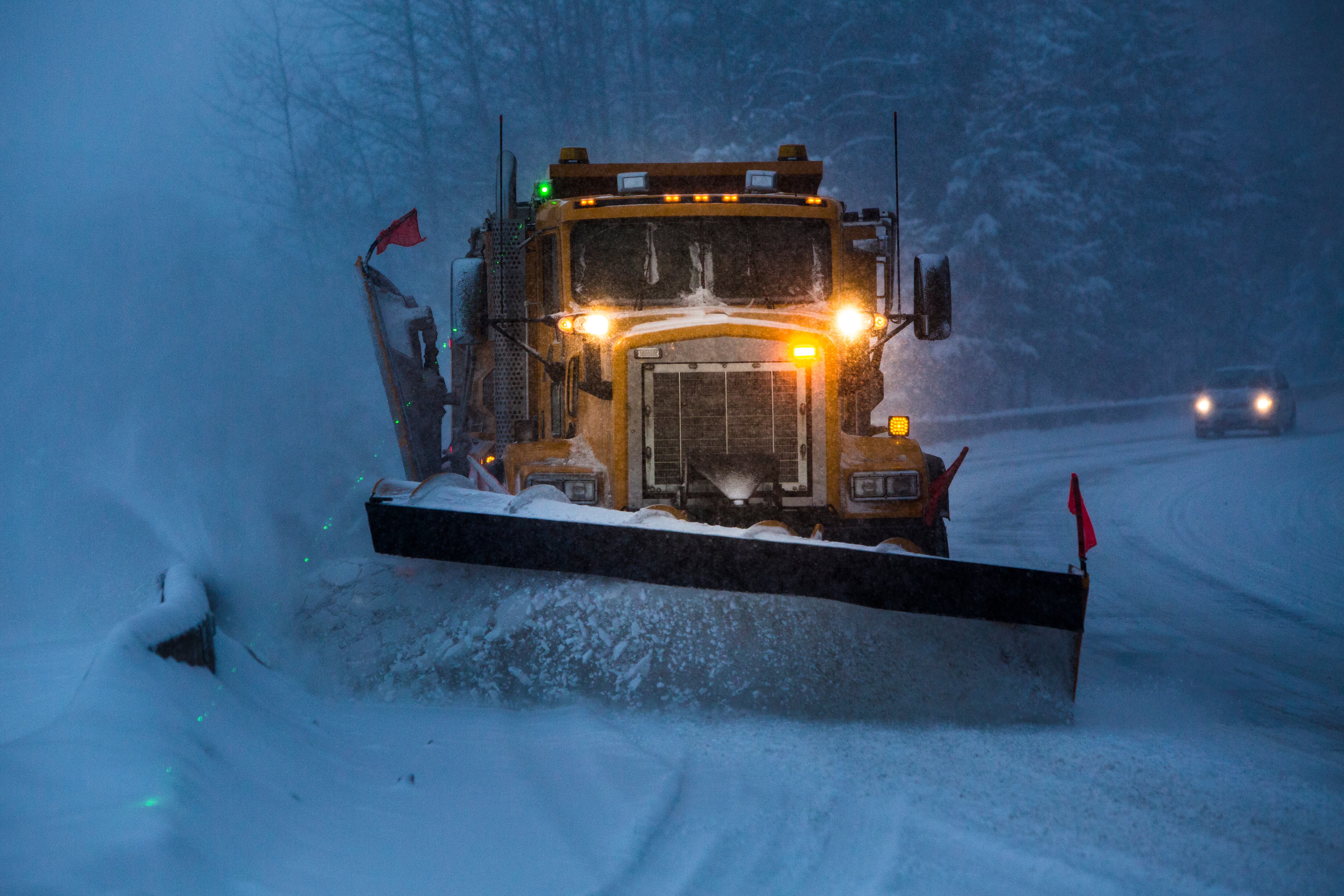 Equipos de emergencia trabajaron durante horas para despejar varias carreteras en Esta dos Unidos tras el avance del sistema invernal.
