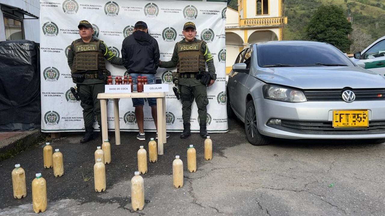 El estupefaciente y el vehículo fueron incautados.