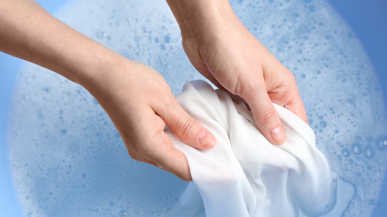 Son varias las opciones para quitar las machas de protector solar de la ropa.