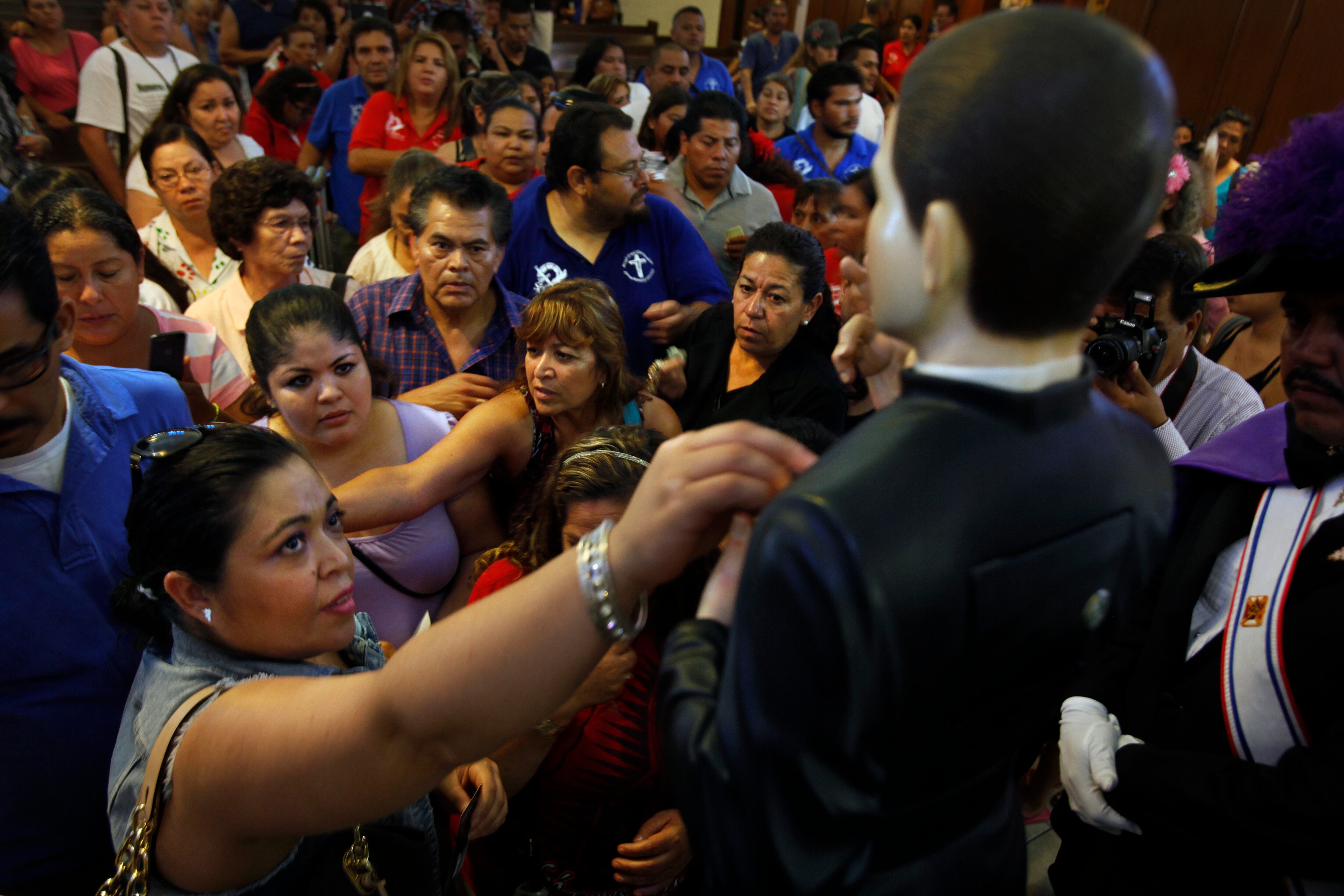 El sacerdote que protege a los migrantes.