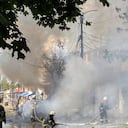 Los bomberos en Ucrania tratan de frenar el incendio ocasionado por el bombardeo ruso