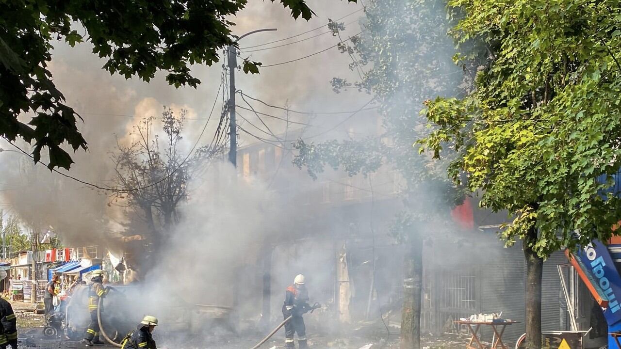 Los bomberos en Ucrania tratan de frenar el incendio ocasionado por el bombardeo ruso