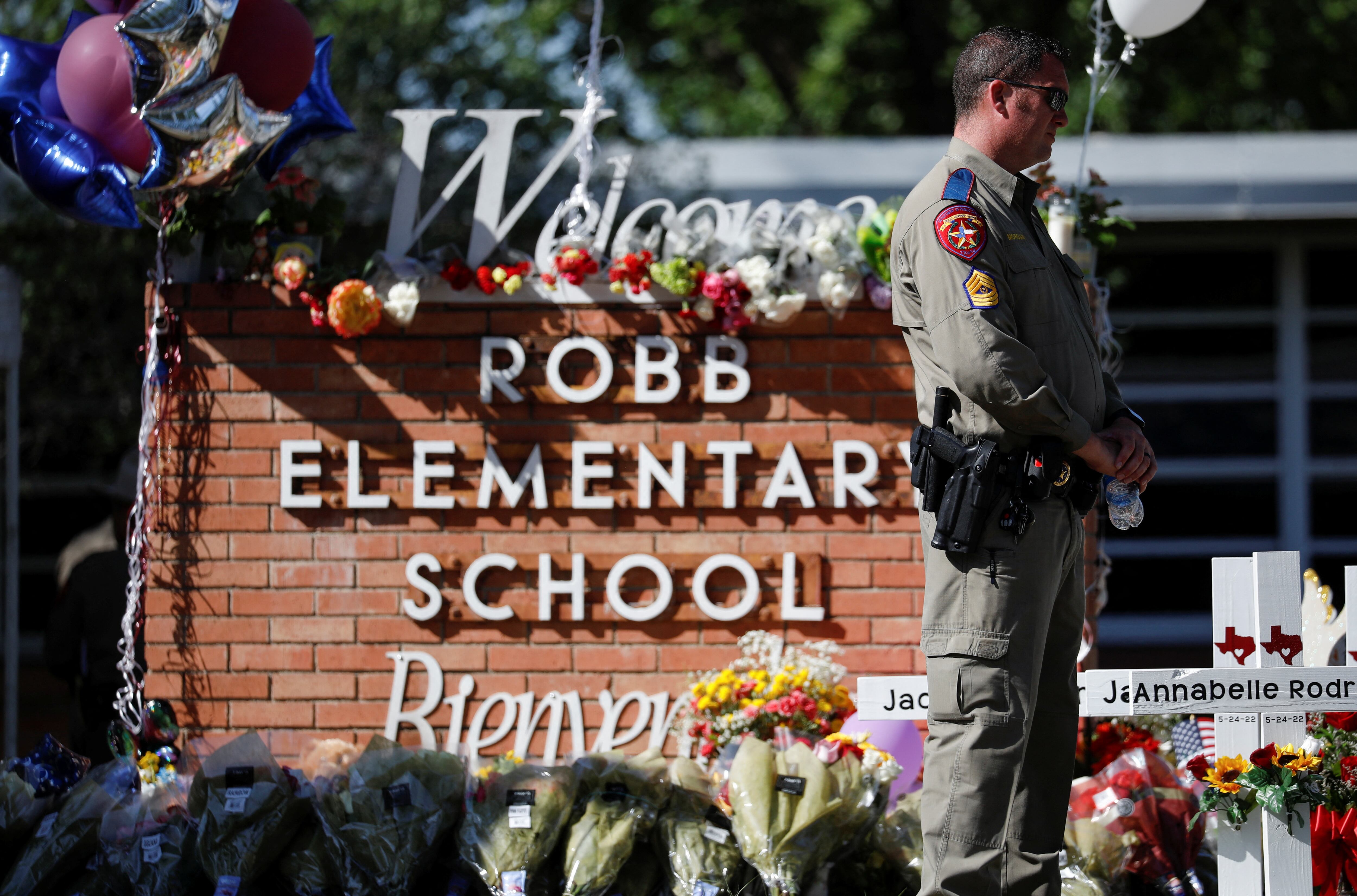 Las flores se colocan en un memorial improvisado fuera de la Escuela Primaria Robb en Uvalde, Texas, el 25 de mayo de 2022.