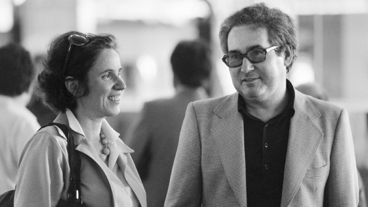 La pareja, compuesta por Beate Künzel, hija de un soldado nazi, y Serge Klarsfeld, hijo de un francés que murió en Auschwitz, se conoció en un metro.