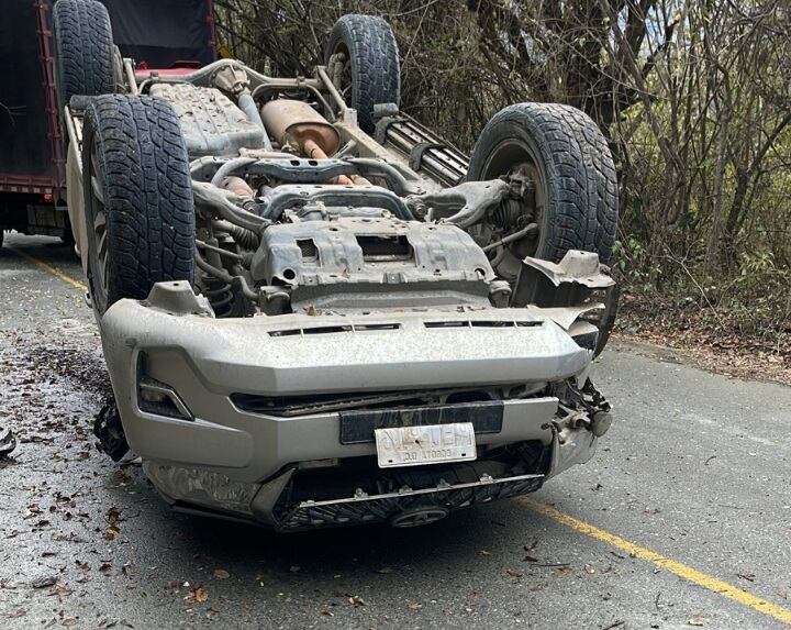 La camioneta en la que se transportaba parte de su equipo de trabajo, sufrió volcamiento.