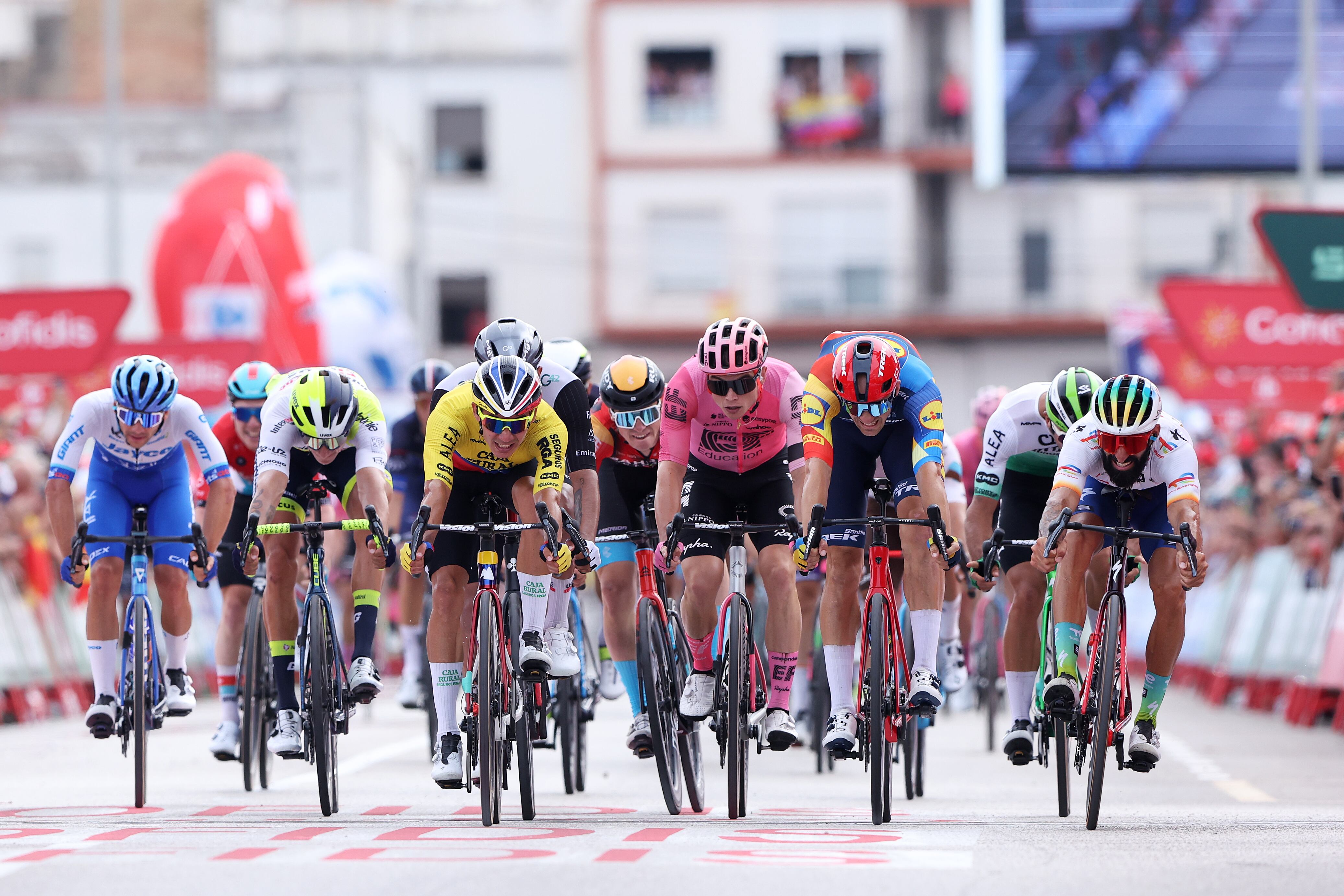 Matteo Sobrero de Italia y el equipo Jayco AlUla, Hugo Page de Francia y el equipo Intermarché - Circus - Wanty, Orluis Aular de Venezuela y el equipo Caja Rural - Seguros RGA, Marijn Van Den Berg de los Países Bajos y Team EF Education-EasyPost, Edward Theuns de Bélgica y Team Lidl - Trek, David González de España y Team Caja Rural - Seguros RGA y Geoffrey Soupe de Francia y Team TotalEnergies corren en la línea de meta durante la 78.ª Vuelta a España 2023, Etapa 7 una etapa de 200,8km de Utiel a Oliva / #UCIWT / el 01 de septiembre de 2023 en Oliva, España. (Foto de Alexander Hassenstein/Getty Images)