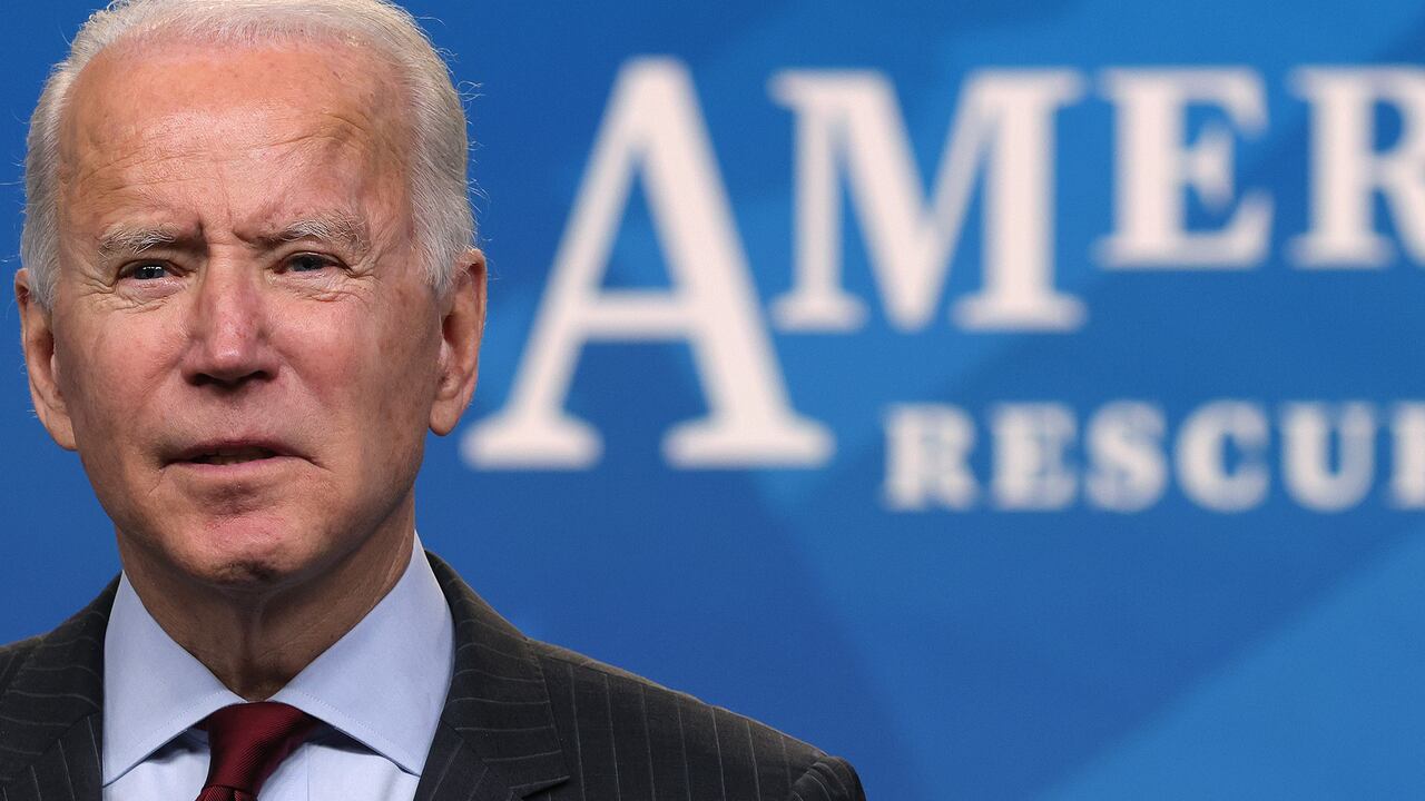 WASHINGTON, DC - 22 DE FEBRERO: El presidente de los Estados Unidos, Joe Biden, habla durante un anuncio relacionado con las pequeñas empresas en el Auditorio South Court del edificio de oficinas ejecutivas de Eisenhower el 22 de febrero de 2021 en Washington, DC. El presidente Biden anunció cambios en el Programa de Protección de Cheques de Pago destinados a ayudar a las empresas pequeñas y pertenecientes a minorías a calificar para préstamos federales debido al impacto económico que ha sido causado por la pandemia de COVID-19. (Foto de Alex Wong / Getty Images)