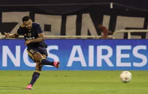 El volante colombiano de Boca Juniors, Edwin Cardona, lanza un tiro libre para marcar un gol contra Vélez Sarsfield durante el partido de la Liga de Fútbol Profesional Argentino en el estadio La Bombonera de Buenos Aires, el 7 de marzo de 2021 (Foto de ALEJANDRO PAGNI / AFP).
