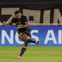 El volante colombiano de Boca Juniors, Edwin Cardona, lanza un tiro libre para marcar un gol contra Vélez Sarsfield durante el partido de la Liga de Fútbol Profesional Argentino en el estadio La Bombonera de Buenos Aires, el 7 de marzo de 2021 (Foto de ALEJANDRO PAGNI / AFP).