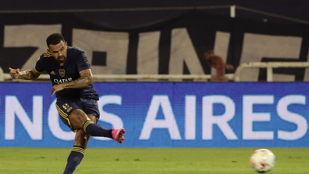 El volante colombiano de Boca Juniors, Edwin Cardona, lanza un tiro libre para marcar un gol contra Vélez Sarsfield durante el partido de la Liga de Fútbol Profesional Argentino en el estadio La Bombonera de Buenos Aires, el 7 de marzo de 2021 (Foto de ALEJANDRO PAGNI / AFP).